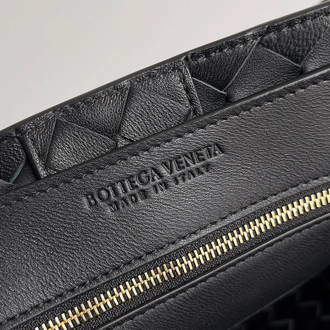 The 2023 new Andiamo batch of 2260 BV has been shipped‼ ️Really popular🔥The new Andiamo woven handbag launched by Bottega Veneta this season is really popular all over the world! ! Celebrities at home and abroad have worn it, and Oscar-winning actress Michelle Yeoh has taken it out on the street. Song Jia, Trai Yara, Yu Feihong, Sanji Ayaka, Rosie Hunting-Whiteley, Yoshioka Riho, etc. have all picked up this bag. It is classic and versatile, showing off its temperament, and the bag capacity is also large, which is very convenient for daily commuting! ! A variety of carrying methods, the shoulder straps can be adjusted by yourself, the original lambskin feels soft and delicate, and the unisex style breaks the gender boundaries and brings a more practical and long-lasting use experience. Andiamo, which has both elegant and casual styles, perfectly interprets the true appearance of "fashionable old money style". Style number: 743572 Size: 32*24*12